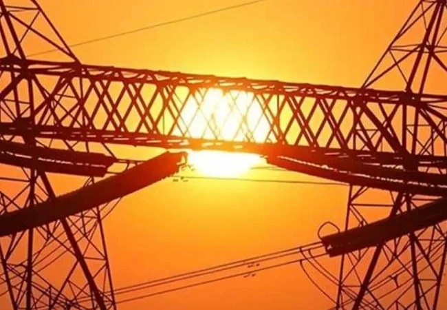 الكويت تعلن خروج 6 خطوط كهرباء عن الخدمة بسبب الشظايا