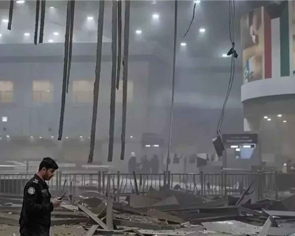 استهداف مطار الكويت الدولي بعدة طائرات مسيرة