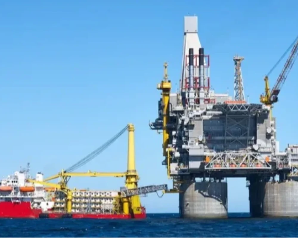 واشنطن تسمح ببيع مزيد من النفط الروسي لتخفيف صدمة الأسعار