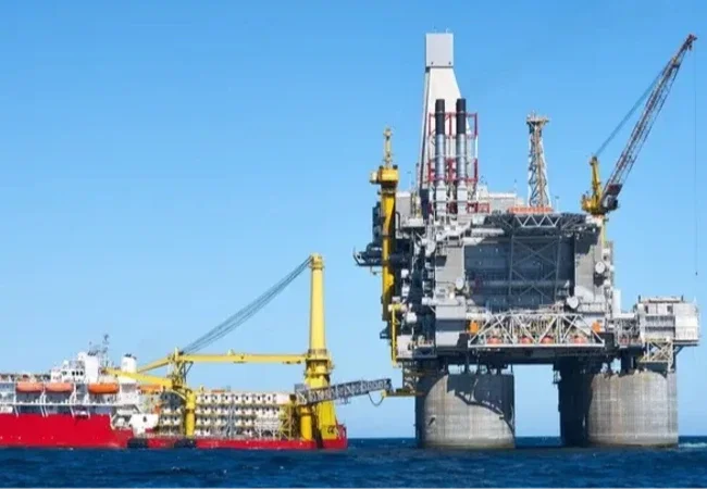 واشنطن تسمح ببيع مزيد من النفط الروسي لتخفيف صدمة الأسعار