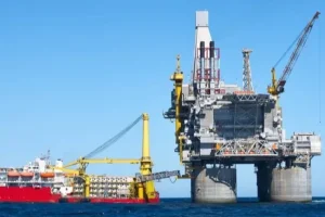 واشنطن تسمح ببيع مزيد من النفط الروسي لتخفيف صدمة الأسعار