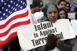 عضو بالكونغرس يدعو لترحيل المسلمين ويثير غضبا واسعا