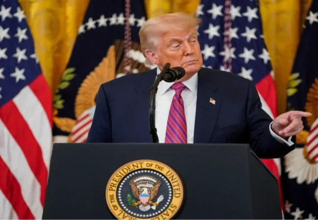 ترامب يتوعد إيران بضربة شديدة القوة الأسبوع المقبل ردا على إغلاق مضيق هرمز