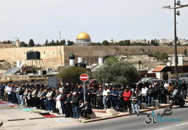 مقدسيون يؤدون صلاة الجمعة الأخيرة من رمضان على مقربة من الأقصى