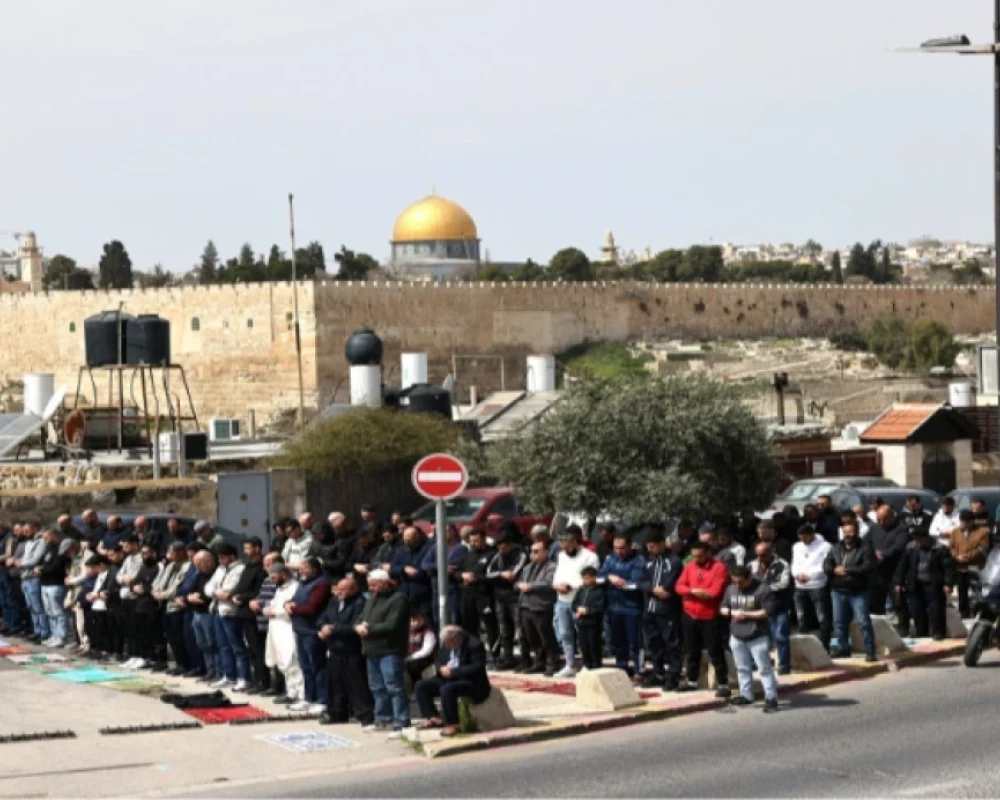 مقدسيون يؤدون صلاة الجمعة الأخيرة من رمضان على مقربة من الأقصى