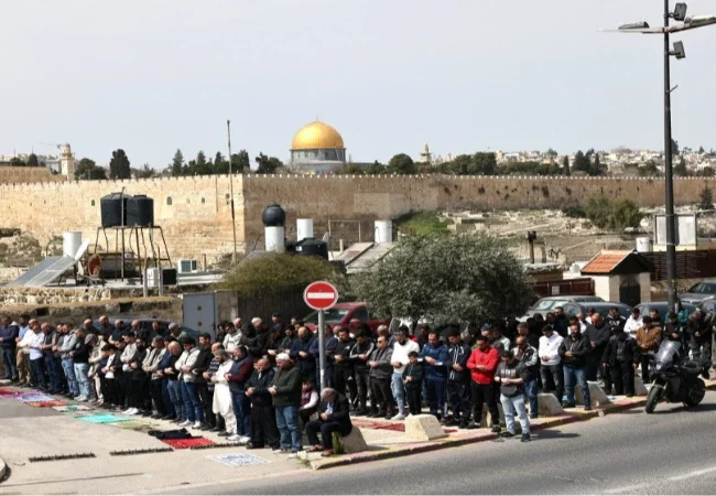 مقدسيون يؤدون صلاة الجمعة الأخيرة من رمضان على مقربة من الأقصى