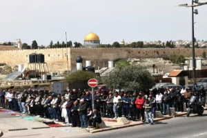مقدسيون يؤدون صلاة الجمعة الأخيرة من رمضان على مقربة من الأقصى