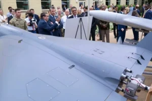 الرئيس الأوكراني يتهم روسيا بتزويد إيران بطائرات شاهد المسيرة