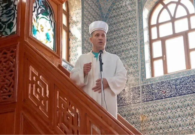 خطيب جمعة بطرابزون يوبّخ المصلين لانشغالهم بالهواتف