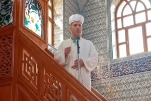 خطيب جمعة بطرابزون يوبّخ المصلين لانشغالهم بالهواتف