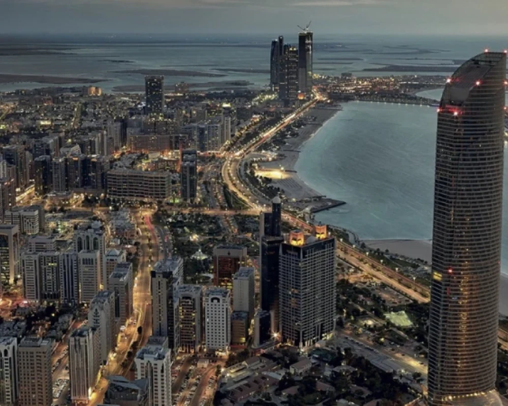 مقتل شخص إثر سقوط صاروخ على مركبة مدنية في أبوظبي