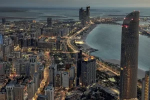 مقتل شخص إثر سقوط صاروخ على مركبة مدنية في أبوظبي