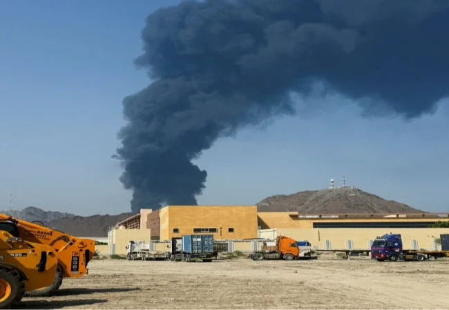 حريق في منشآت نفطية بالفجيرة وتعليق تحميل النفط بعد هجوم مسير