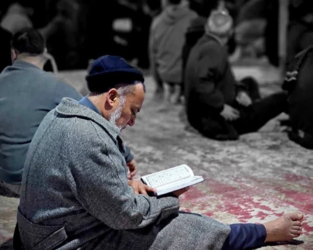 غزيون يحيون ليلة القدر وسط المساجد المدمرة والمصليات البلاستيكية