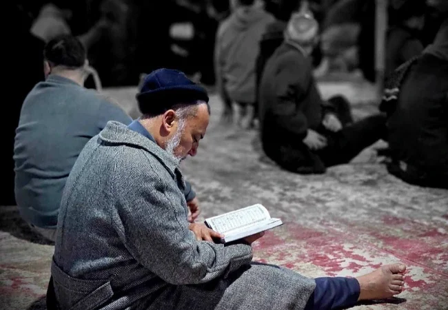 غزيون يحيون ليلة القدر وسط المساجد المدمرة والمصليات البلاستيكية