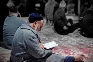 غزيون يحيون ليلة القدر وسط المساجد المدمرة والمصليات البلاستيكية