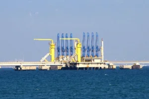 العراق يباشر تصدير النفط عبر تركيا بعد إغلاق مضيق هرمز