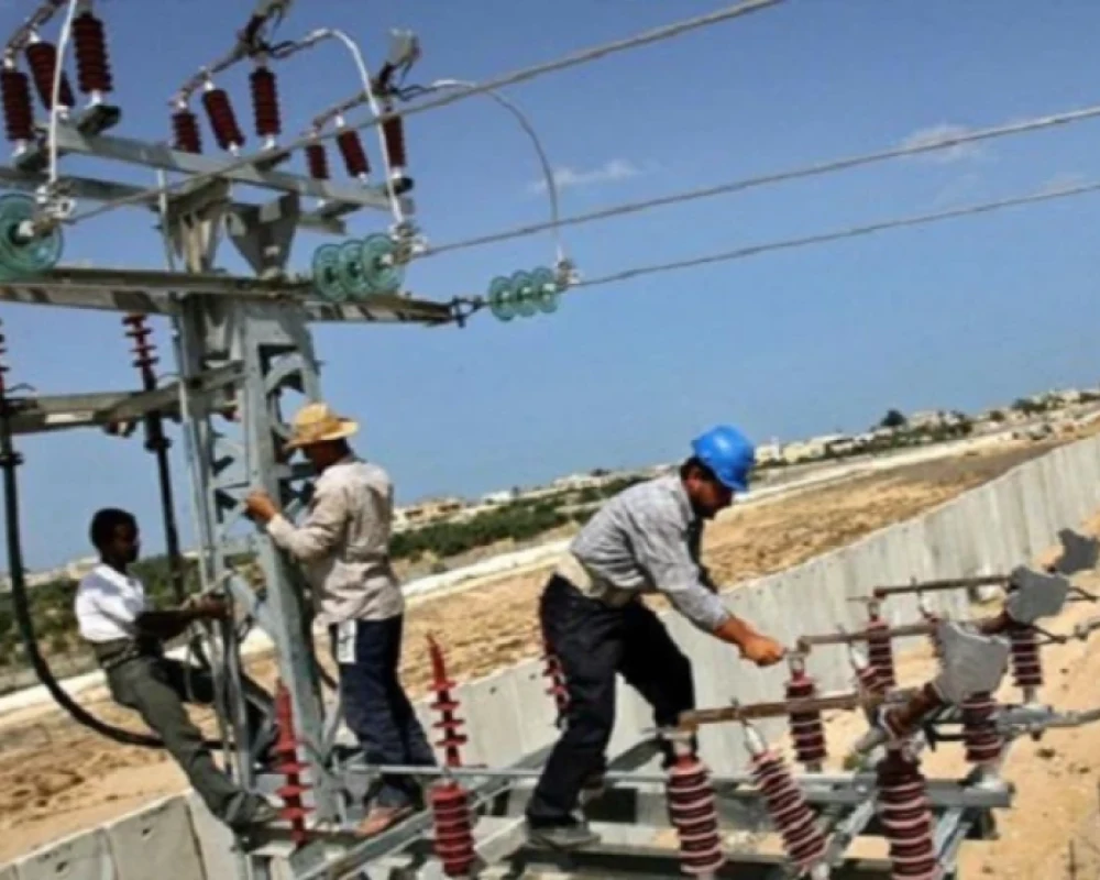 كهرباء مصر تستدعي 10 آلاف مهندس وفني من الخليج