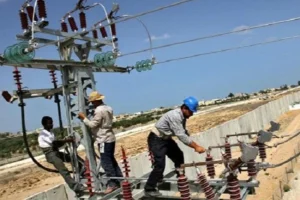 كهرباء مصر تستدعي 10 آلاف مهندس وفني من الخليج