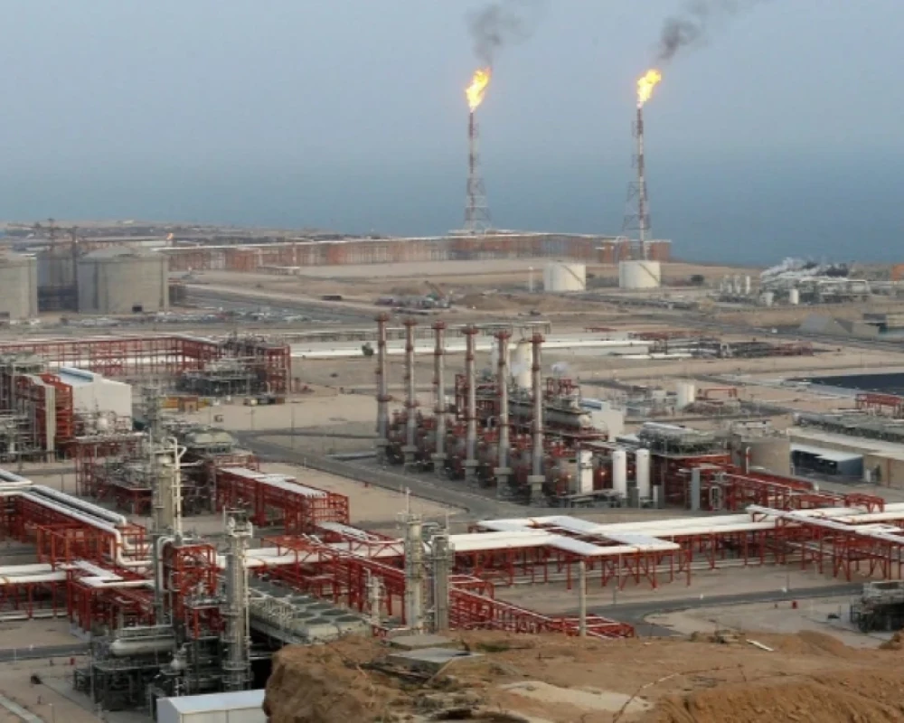 الاحتلال يستهدف البنية التحتية الاقتصادية لإيران ويقصف منشأة غاز عملاقة في بوشهر