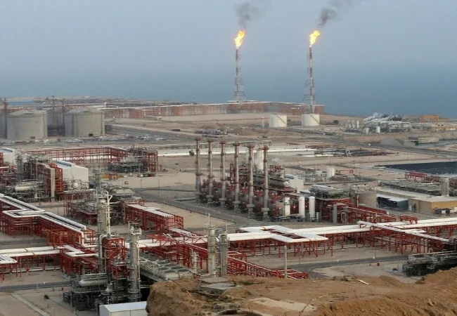 الاحتلال يستهدف البنية التحتية الاقتصادية لإيران ويقصف منشأة غاز عملاقة في بوشهر