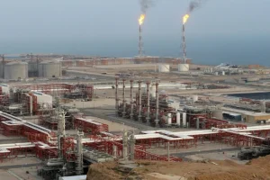 الاحتلال يستهدف البنية التحتية الاقتصادية لإيران ويقصف منشأة غاز عملاقة في بوشهر