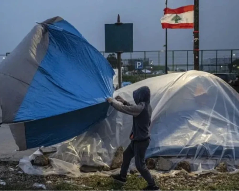 إسرائيل تكثف غاراتها على لبنان.. وعدد النازحين يتخطى المليون