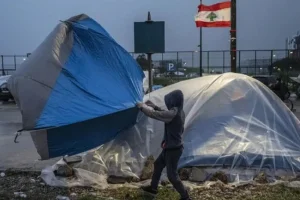 إسرائيل تكثف غاراتها على لبنان.. وعدد النازحين يتخطى المليون