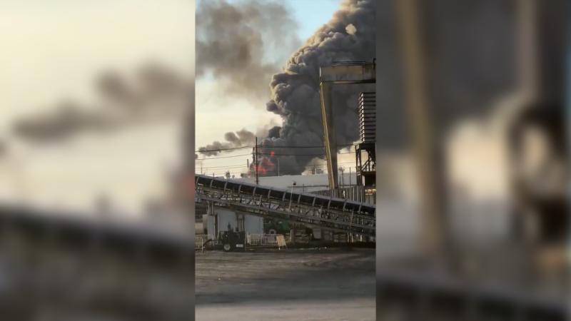 انفجار وحريق ضخم في مصفاة نفط قرب سواحل تكساس