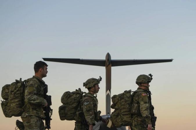 البنتاغون يصدر أوامر بنشر آلاف من جنود المظلات من الفرقة 82 المحمولة جوًّا في الشرق الأوسط