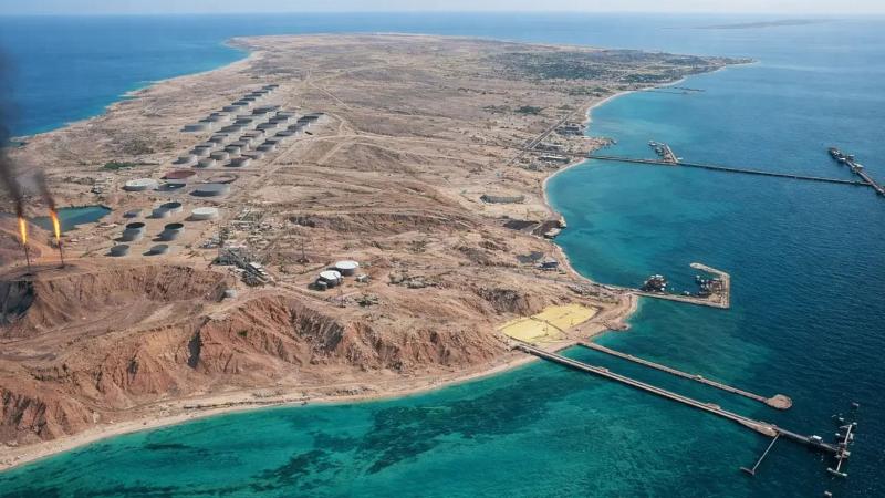 إيران تعزّز دفاعاتها في جزيرة خرج تحسبا لهجوم أميركي