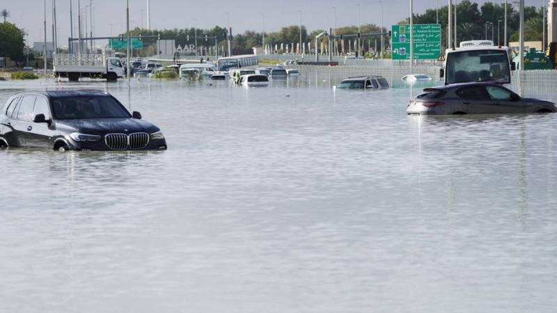 سيول عارمة تجتاح الإمارات والسلطات تحذر