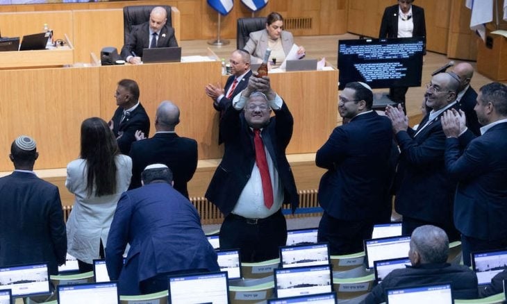 بن غفير يحتفل بإقرار قانون إعدام الأسرى بزجاجة شامبانيا