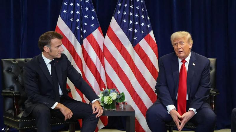 يتعافى من لكمة زوجته .. ترمب يسخر من ماكرون والناتو