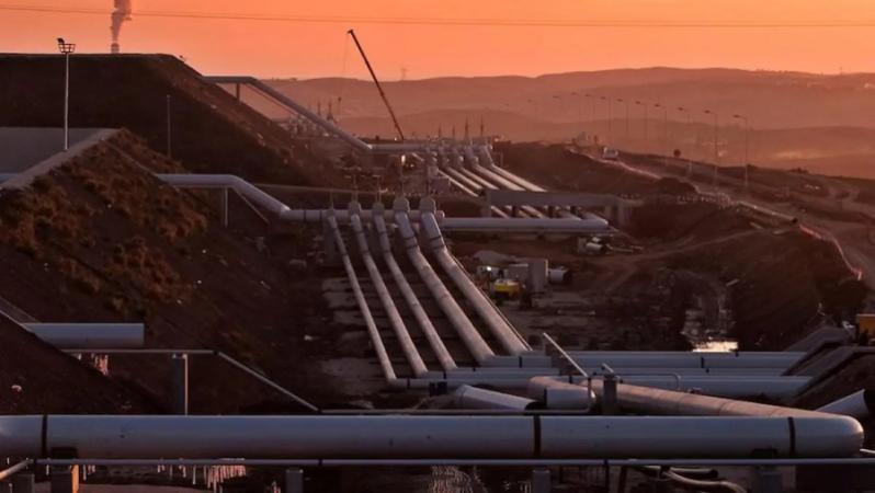 فايننشال تايمز: دول الخليج تدرس مد خطوط أنابيب جديدة لتجنب مضيق هرمز