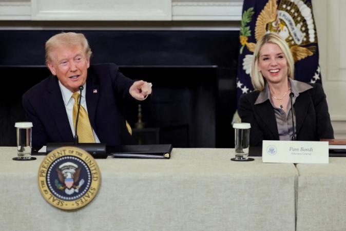 لماذا أقال ترامب وزيرة العدل بام بوندي من منصبها؟