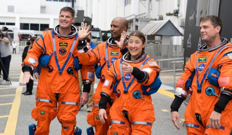 انطلاق أول بعثة مأهولة إلى القمر منذ نصف قرن