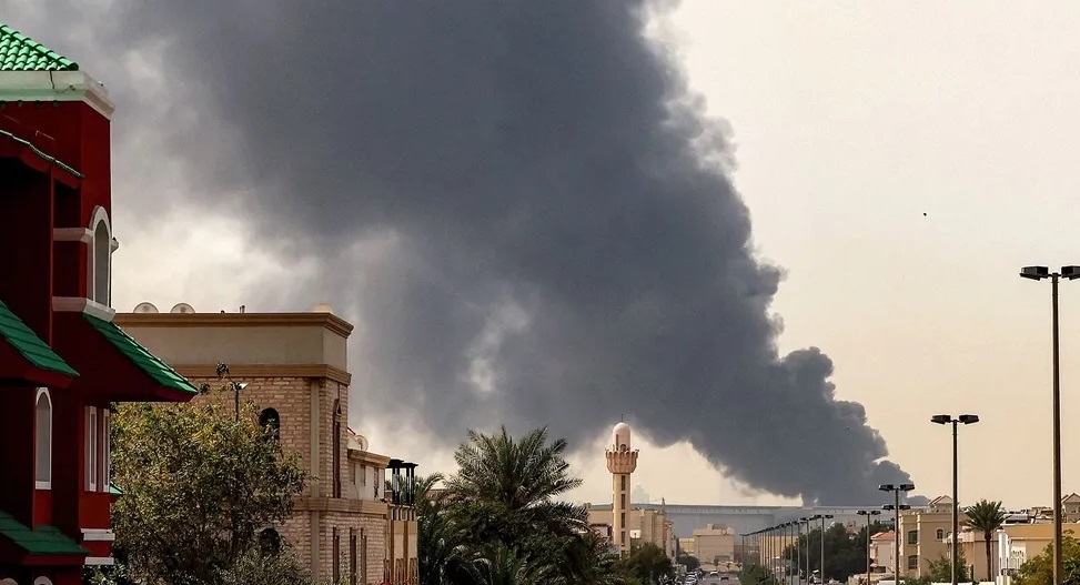 إصابة 12 شخصا جراء سقوط شظايا بمنطقة في أبوظبي