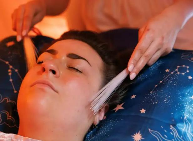 مراكز عناية جديدة تغزو الأسواق بخدمات الهمس والدغدغة