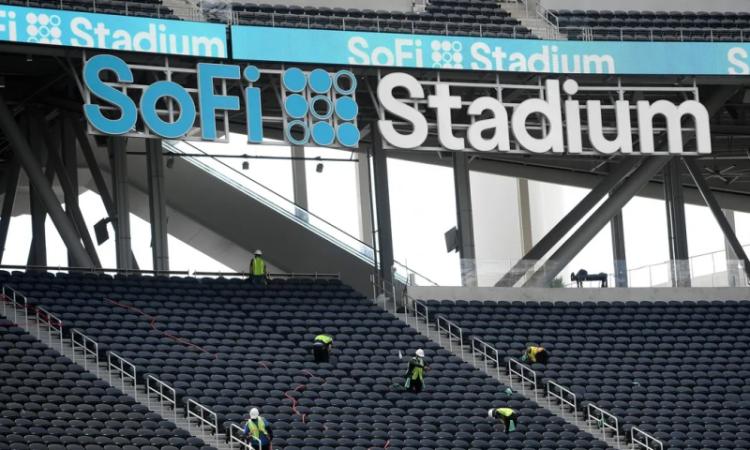 عمال يهددون بإضراب قبل المونديال.. ورسالة إلى الفيفا