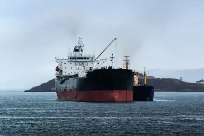 إيقاف ناقلات النفط التي تعبر مضيق هرمز