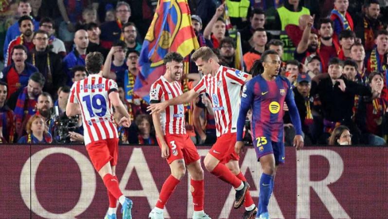 بعد ليلة القرارات الغريبة.. إيقاف حكم لقاء برشلونة وأتلتيكو