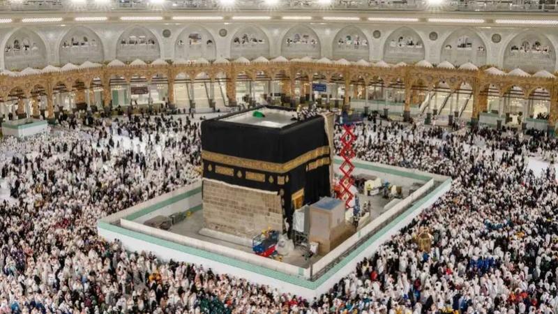 بدء أعمال الصيانة الدورية للكعبة المشرفة