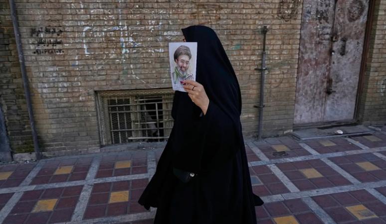 أنصار مجتبى خامنئي في الشوارع : أطعمنا أو نغلق محلك