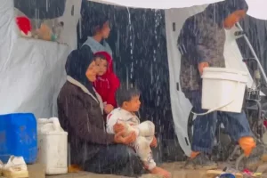 أطفال غزة وبائعة الكبريت.. حين يتحول الخيال إلى مأساة واقعية بغزة