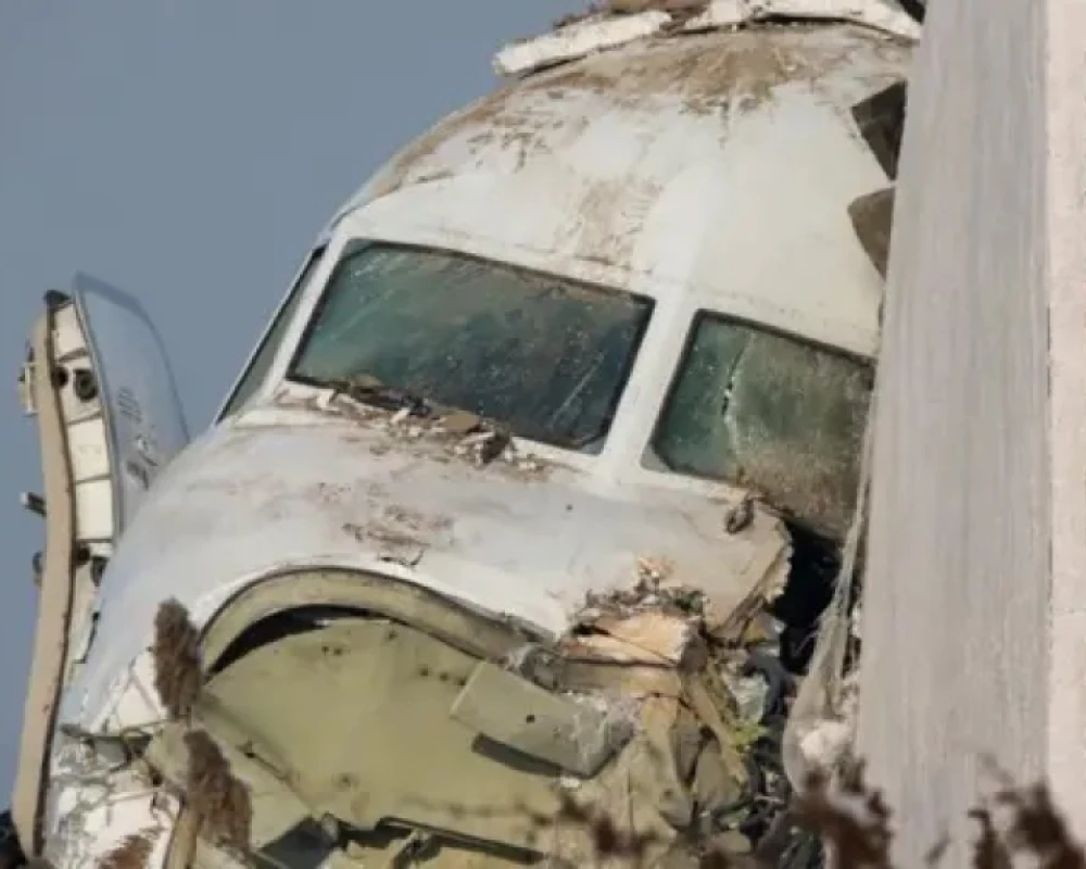 فيديو مروع.. شاهد لحظة سقوط طائرة مدنية في كازاخستان