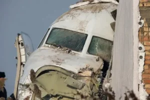 فيديو مروع.. شاهد لحظة سقوط طائرة مدنية في كازاخستان