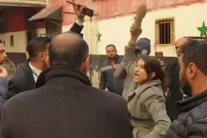 شابة سورية ترفع الحذاء بوجه المبعوث الأممي في سجن صيدنايا