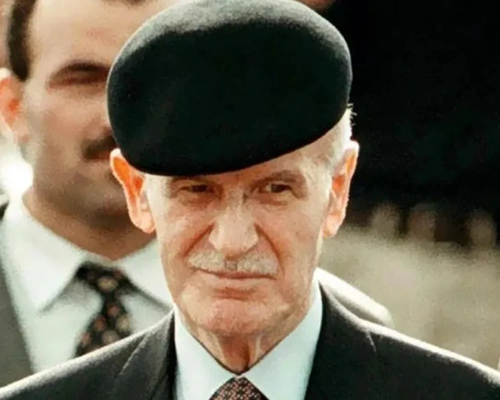 حرق قبر حافظ الأسد في اللاذقية شمال سوريا