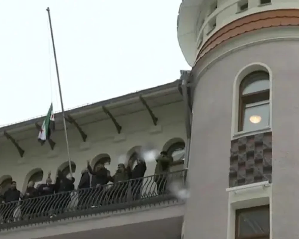 رفع علم الثورة على مبنى السفارة السورية في موسكو